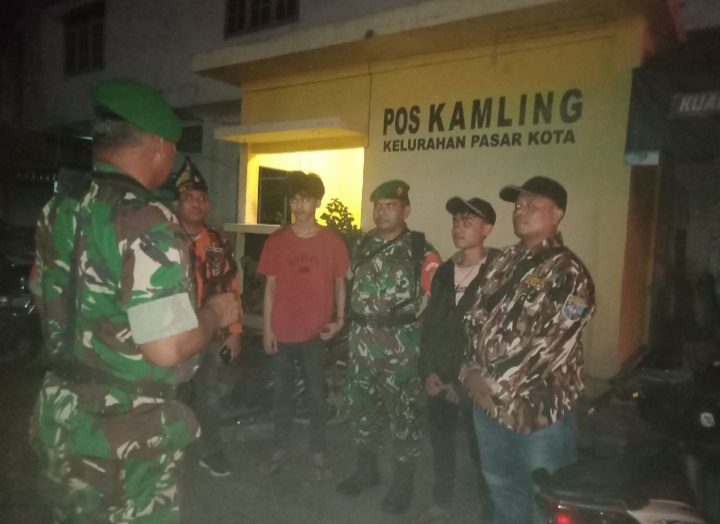 Berikan Rasa Aman Kewilayah Binaan Babinsa Koramil 01/Rengat Laksanakan Patroli Siskamling