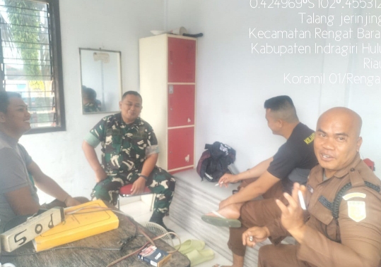Ciptakan Keamanan Babinsa Komsos Bersama Security di Perusahaan yang Ada di Desa Binaan