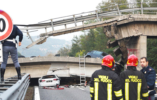 Jembatan Ambruk di Atas Jalan Yang Sibuk di Italia