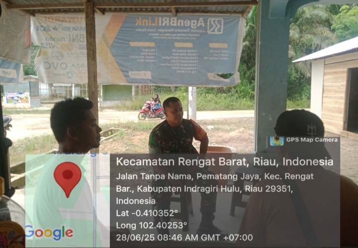 Kunjungi Desa Binaan Babinsa Koramil 01/Rengat Kopda SY.E.Hasibuan Lakukan Komsos Dengan Warga