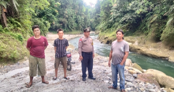 Patroli di Bantaran Sungai Bahbolon,  Polsek Sipispis Ajak Masyarakat Jaga Kelestarian Alam