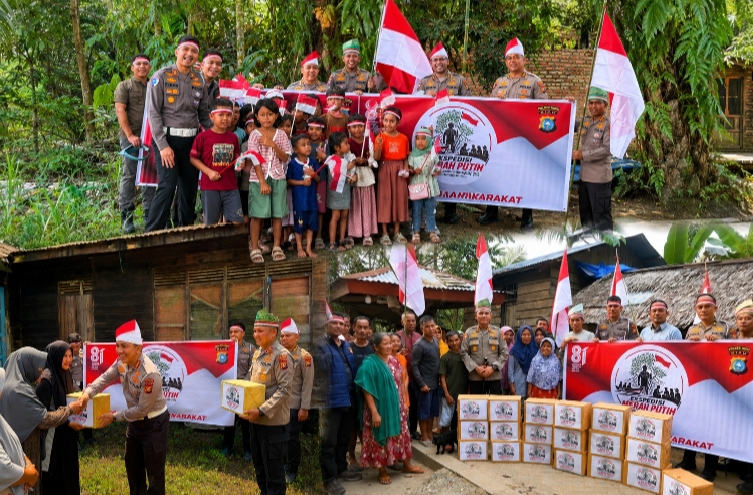Kobarkan Semangat Kemerdekaan, Dirlantas Polda Riau Pimpin Ekspedisi Merah Putih Presisi Polda Riau di Pedalaman Talang Mamak