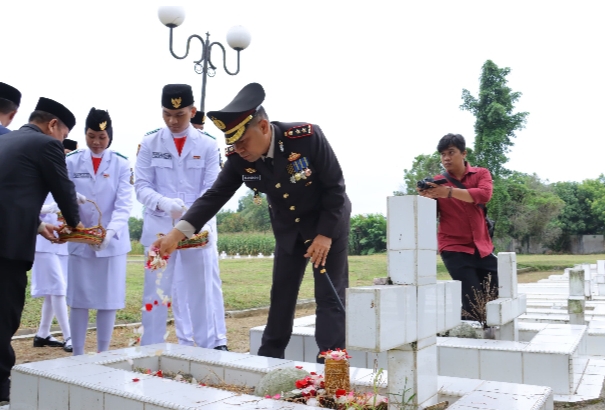 Peringati Hari Pahlawan, Kapolres Tebing Tinggi Pimpin Ziarah ke Makam Pahlawan