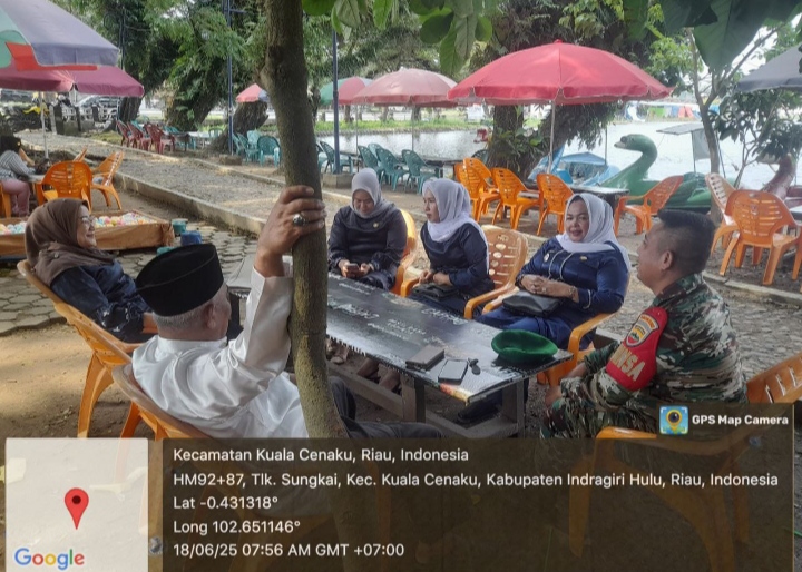 Dengan Komsos, Jalin Keakraban Dengan Perangkat Desa. Babinsa Koramil 01/Rengat Di wilayah Binaan.