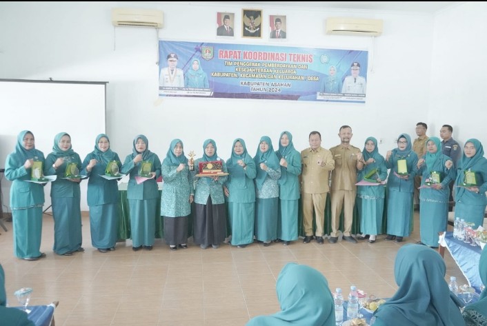 Bupati Dan Ketua TP. PKK Kabupaten Asahan Serahkan Beragam Penghargaan Saat Rakornis