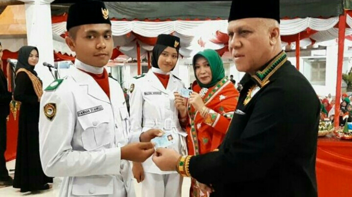 Bupati Serahkan KTP Elektronik Paskibra Aceh Tengah