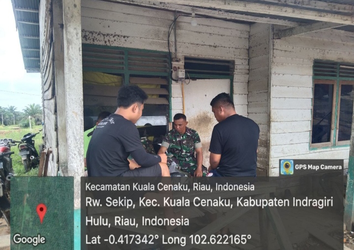 Keharmonisan Terlihat, Saat Babinsa Komsos Dengan Pemuda Desa Binaan