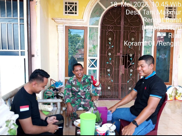 Jalankan Komsos Babinsa Koramil 01/Rengat Bersama Ketua Pemuda Ajak Jaga Komonikasi Bersama Aparat Untuk Jaga Kampung