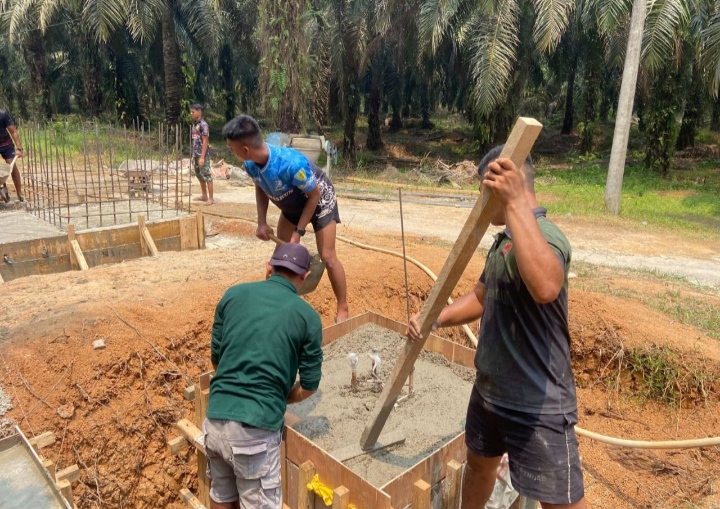 Tim Satgas Kodim 0302/Inhu Bersama Warga Bahu-Membahu Untuk Cepat Selesaikan Jembatan Gantung Garuda