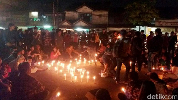 Massa Pendukung Ahok Nyalakan Lilin di Depan Mako Brimob