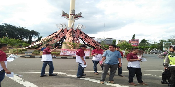 Peringati Hari Ibu, DPC-PWRI Lampura Adakan Kegiatan Solidaritas Bagi-Bagi Bungga Di Bundaran Tugu Payanmas