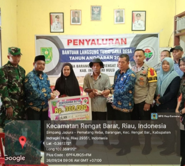 Sinengritas TNI POLRI  Dan Pejabat Daerah Dalam Pemberian BLT Di Desa Barangan