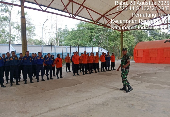 Tanamkan Jiwa Korsa Dan Kedisiplinan Babinsa Melatih PBB Damkar