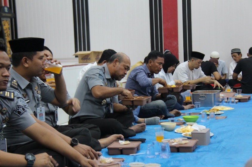 Penuh Kehangatan, Kalapas Pekanbaru dan Jajaran Buka Puasa Bersama Warga Binaan