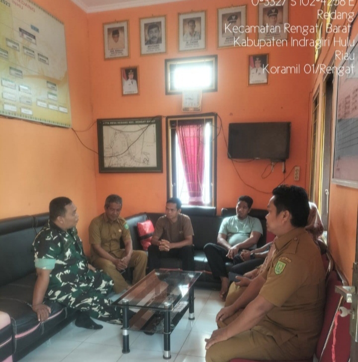 Babinsa Jalankan Komsos Kerumah Kadus Bersama Perangkat Desa Redang Kecamatan Rengat Barat