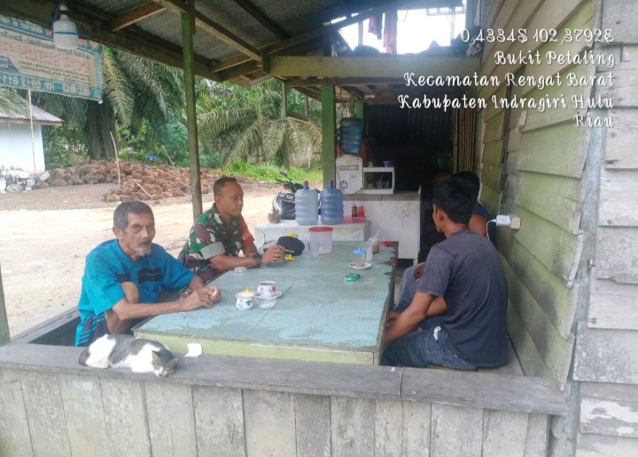 Jalin Keakraban Babinsa Komsos Dengan Warga Binaan Didesa Bukit Petaling .
