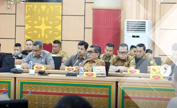 Wakil Ketua I DPRD Provinsi Riau Parisman Ihwan Memimpin Rapat Banmus