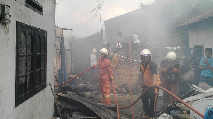 Lima Unit Rumah di Jalan Lily Hangus Dilalap Si Jago Merah