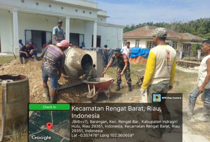 Peduli Terhadap Warga Binaan, Babinsa Bantu Pembuatan Pagar Kantor Serba Guna