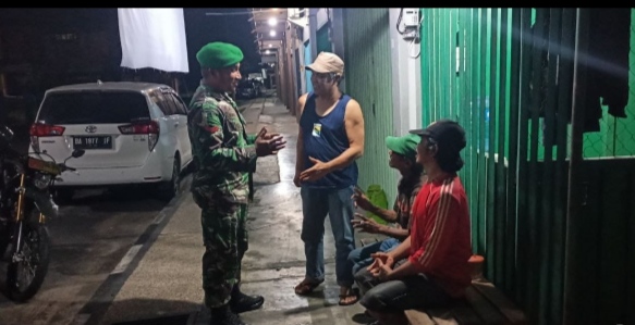Peran Aktif Babinsa Dalam Melaksanaakan Patroli Malam Untuk Wujudkan Lingkungan Aman