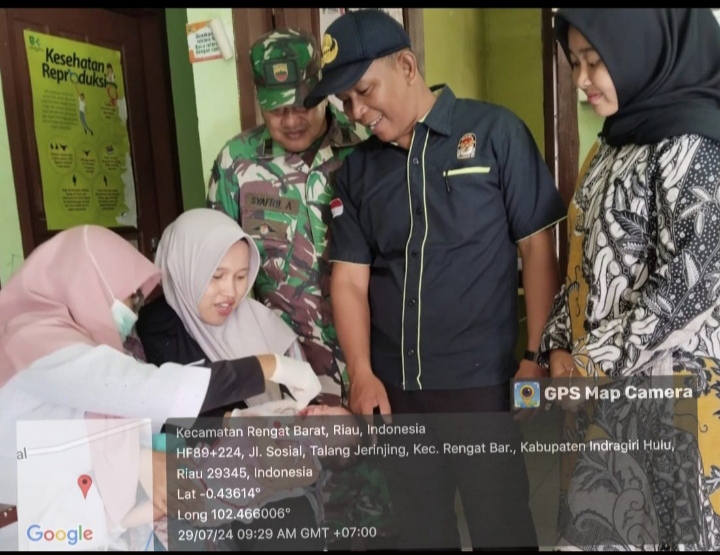 Lakukan PIN Polio secara serentak Babinsa Yakinkan Aman Di Desa Talang Jerinjing.