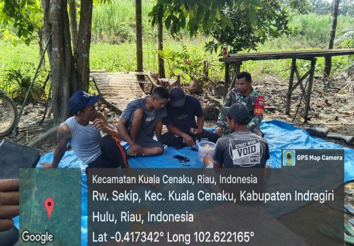 Ciptakan Suasana Harmonis Babinsa Jalin Hubungan Baik Dengan Warga Desa Binaan Melalui Komsos
