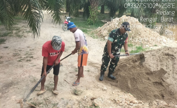 Peduli Terhadap Lingkungan Babinsa Ajak masyarakat Untuk Goro Per aikan Jalan Berlobang.