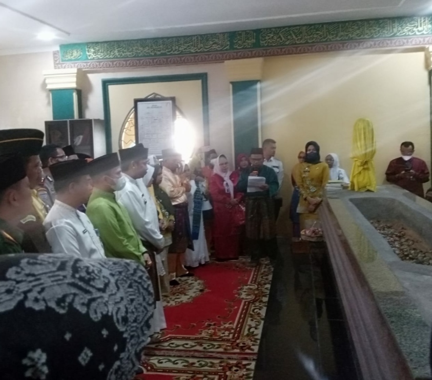 Dalam Rangka Hari Jadi Pekanbaru Ke-238, Pj Walikota Ziarah ke Makam Marhum Pekan