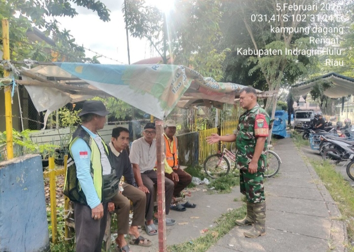 Babinsa koramil 01/Rengat Bersilaturahmi Dengan Warga Dikelurahan Kampung Dagang