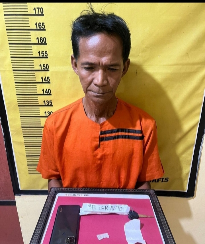 Hendak Kabur Tim Reskrim Rengat Barat Dengan Cepat Ringkus Pria Tua Penjual Narkoba Di Kelurahan Pematang Reba