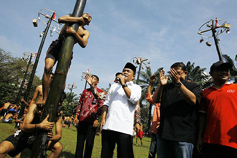 Hindari Pinang Ditebas Habis, DPR Gelar Panjat Betung