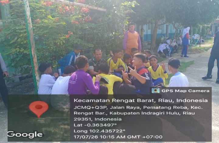 Komsos di Sekolah, Babinsa Koramil 01/Rengat Ajak Siswa Disiplin dan Tekun Belajar
