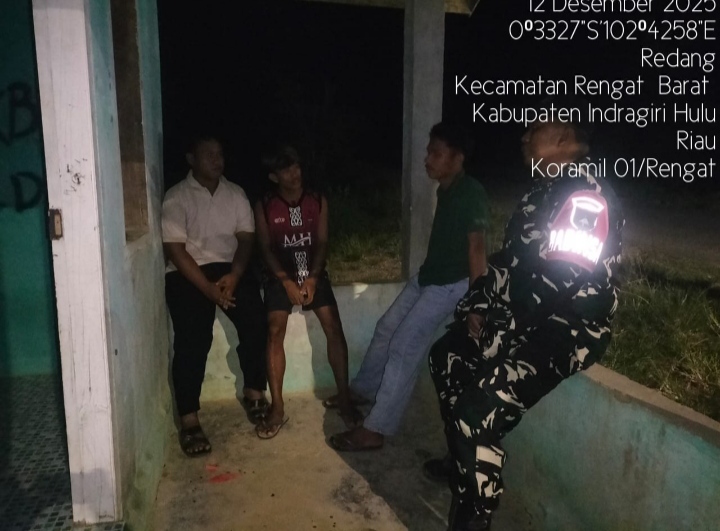 Kontrol Siskamling, Babinsa Telusuri Guna Pastikan Desa Binaan Aman