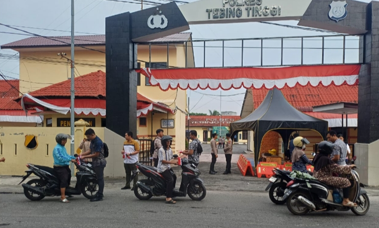 Sambut HUT RI ke - 80 Tahun, Polres Tebingtinggi Bagikan 100 Bendera Merah Putih