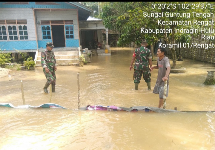 Babinsa Koramil 01/Rengat Turun Lapangan Untuk Monitoring Desa Binaan Yang Terendam Banjir