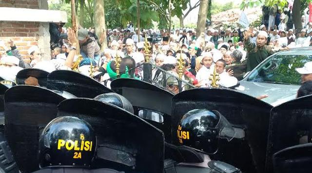 Rizieq Shihab Diperiksa, Dua Kelompok Massa Penuhi Mapolda Jabar