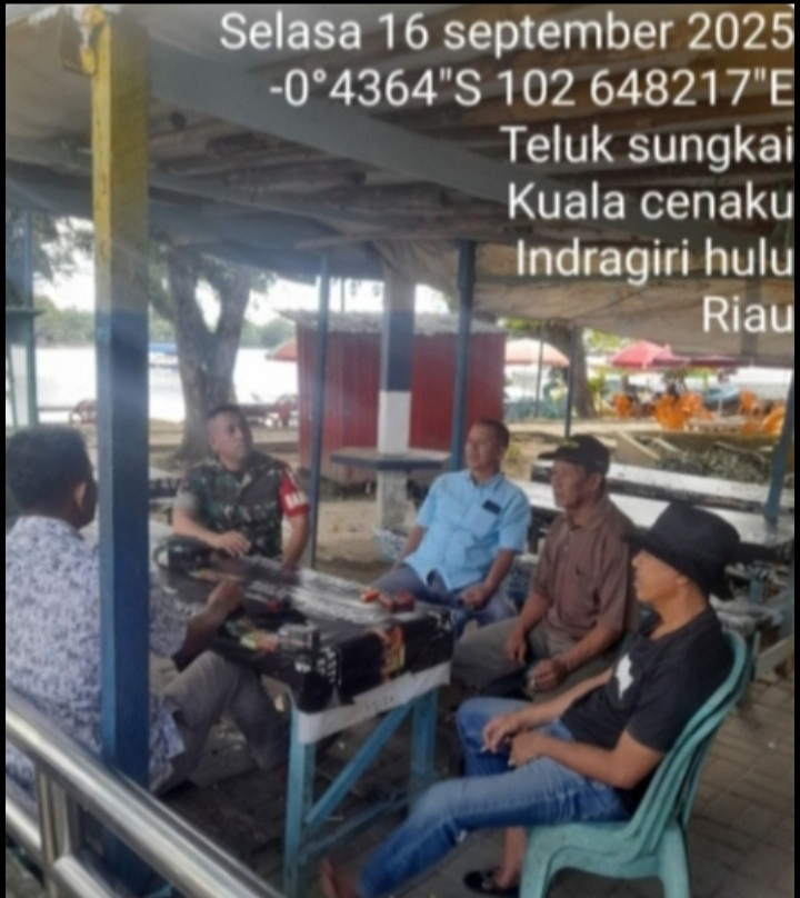 Pererat Mitra Karib Babinsa Koramil 01/Rengat Komsos Dengan Warga Desa Binaan Teluk Sungkai