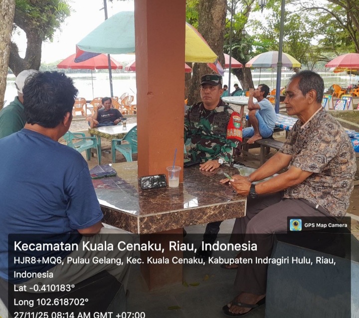 Bangun Komonikasi Kuat Dan Erat Babinsa Koramil 01/Rengat Melaksanakan Komsos Dengan Warga Desa Binaan