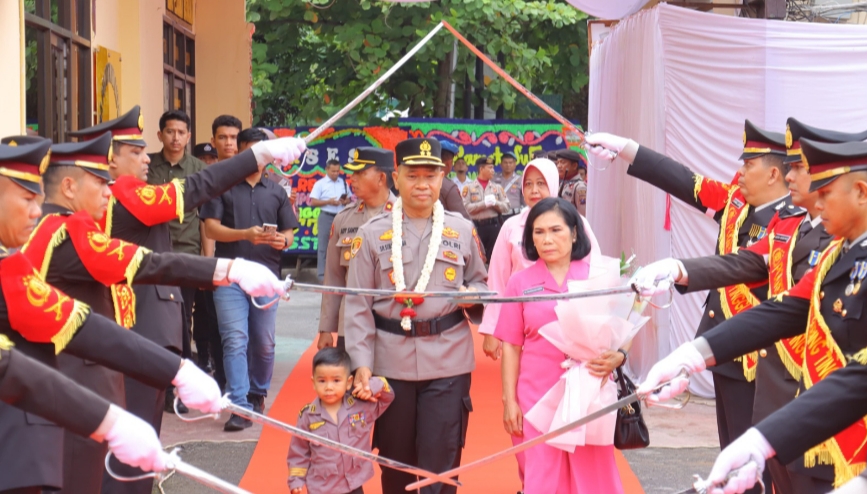 Pengalungan Bunga dan Upacara Pedang Pora Warnai Pisah Sambut Kapolres Tebingtinggi