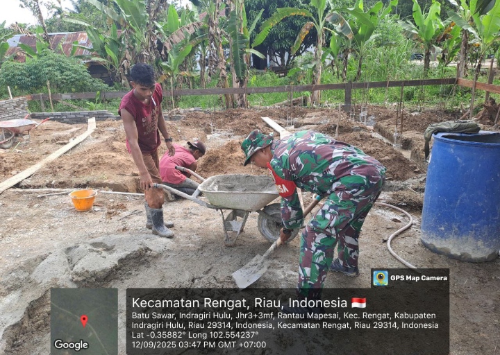 Pentingnya Sinergi TNI bersama Rakyat,Babinsa Bantu Warga Bangun Pondasi Rumah