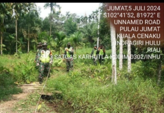 Babinsa Koramil 01/Rengat Kodim 0302/Inhu Cegah Karlahut Proaktif Laksanakan Patroli dan Sosialisasi.