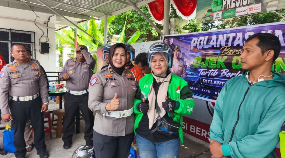 Semarak HUT RI ke 81, Ditlantas Polda Riau Bagikan Sembako, Helm SNI dan Konvoi Bersama Ojol