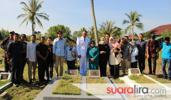 Usai Dilantik, Wakil Bupati Kepulauan Meranti Langsung Ziarah ke Makam Orang Tua