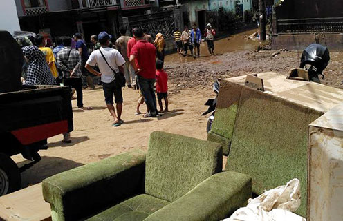 Gelap Gulita, Garut Diterpa Banjir Bandang