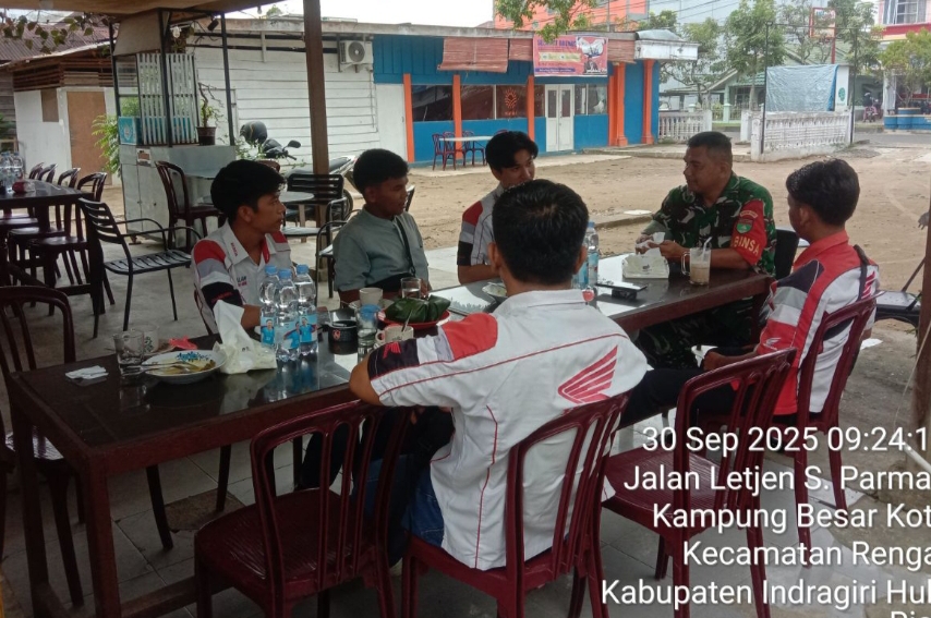 Babinsa Perherat Hubungan dengan Masyarakat Melalui Komsos dengan Cara Humanis