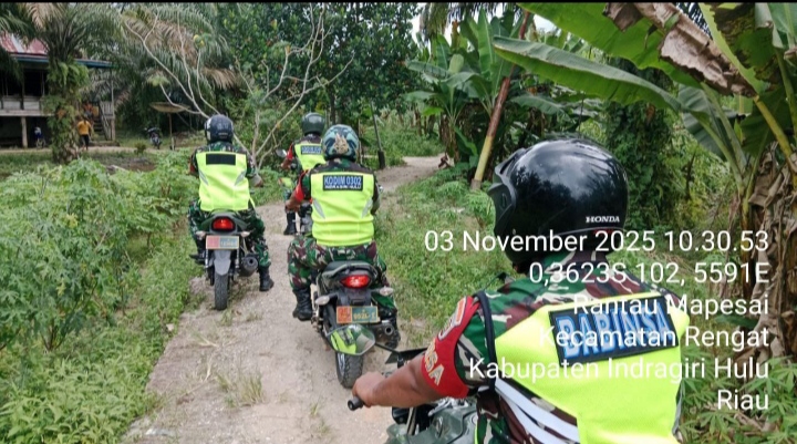 Gunakan Sarana Kendaraan Roda Dua Babinsa Koramil 01/Rengat Kodim 0302/Inhu Sosialisasi Dan Patroli Pencegahan Karhutla