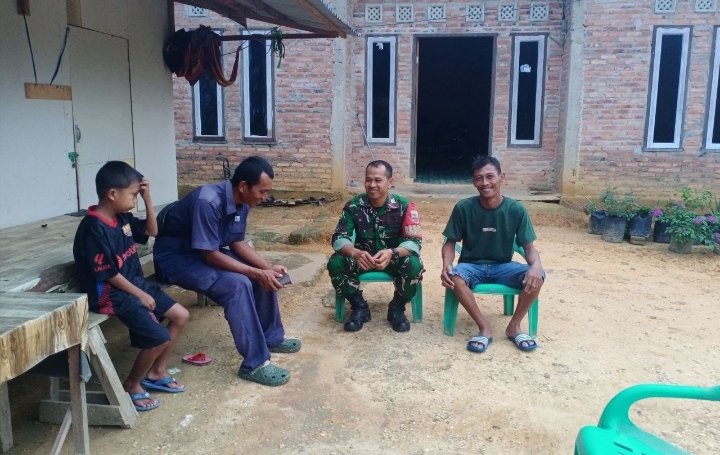 Bina Kedekatan Dan Saling Membaur Babinsa Lakukan Komsos Kerumah Warga Untuk Pantau Wilayahnya