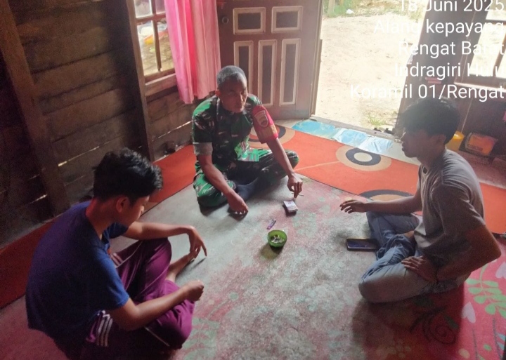 Babinsa Koramil 01/Rengat  Melaksanakan Komsos Di  Rumah Warga Binaan