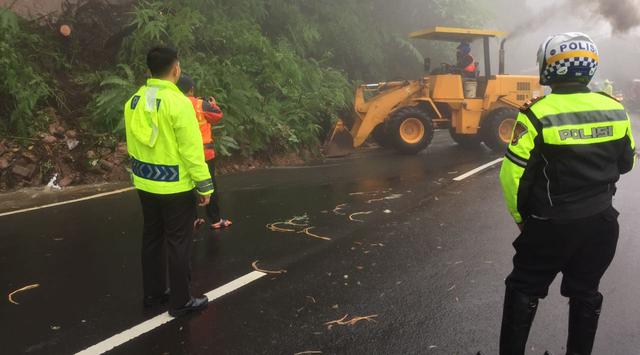 Jalur Puncak Kembali Longsor, Pengendara Diimbau Hati-Hati