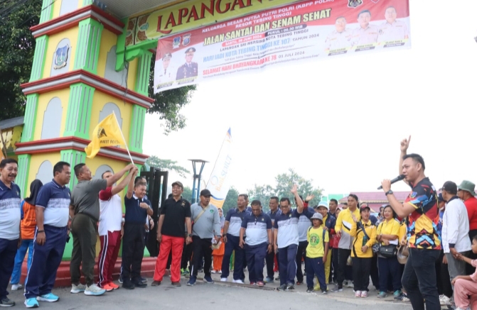 KBPP Polri Kota Tebingtinggi Gelar Jalan Santai Sambut HUT Bhayangkara ke - 78